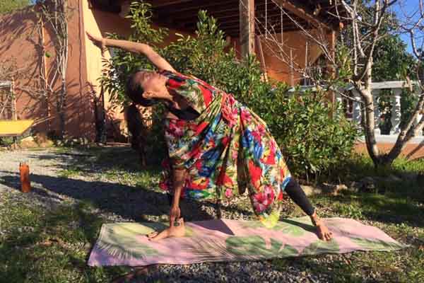 El yoga asanas y el video de automasaje ayurvédico para su bienestar.